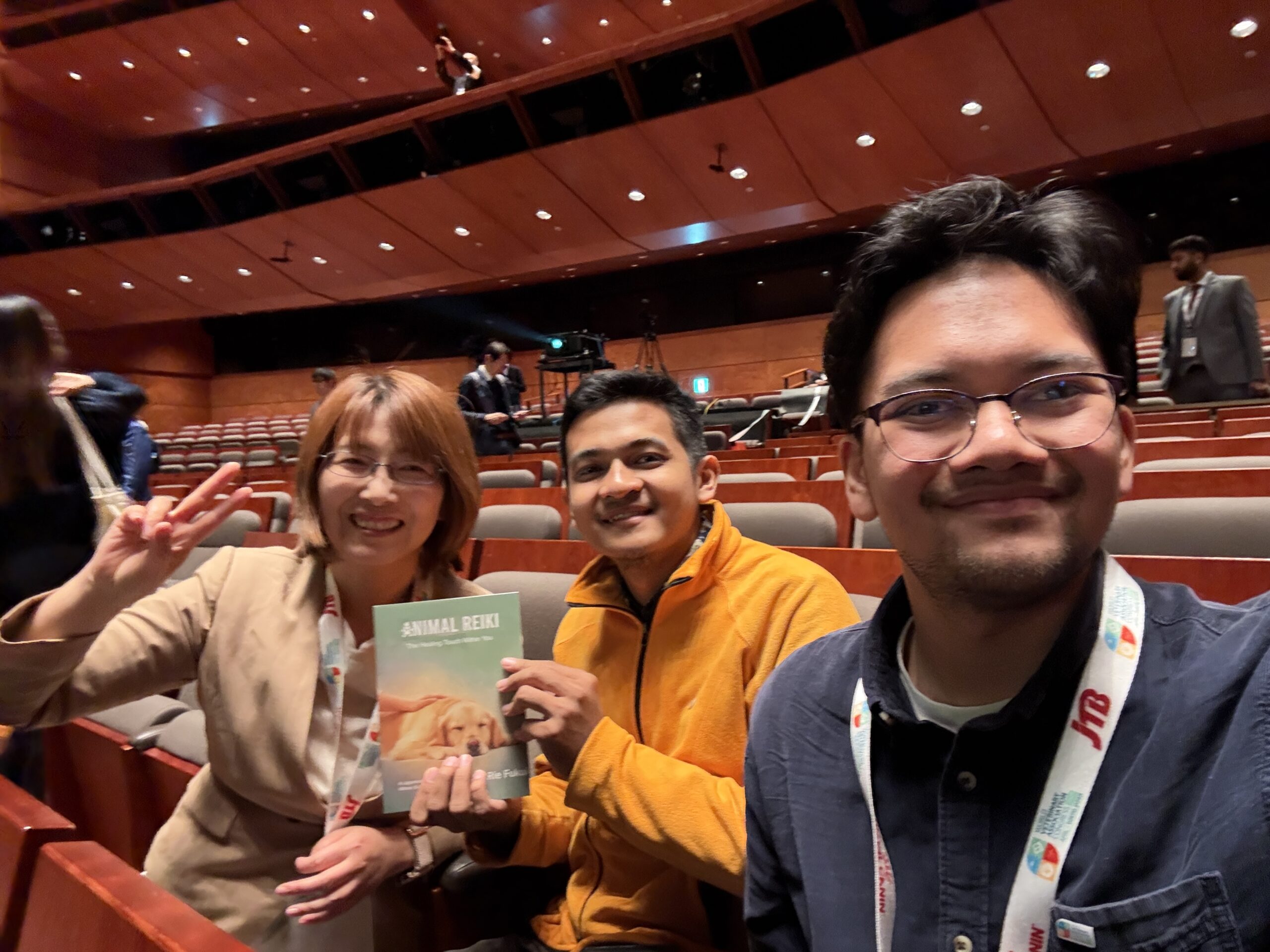 各国の獣医師にAnimal Reikiの本を手渡す