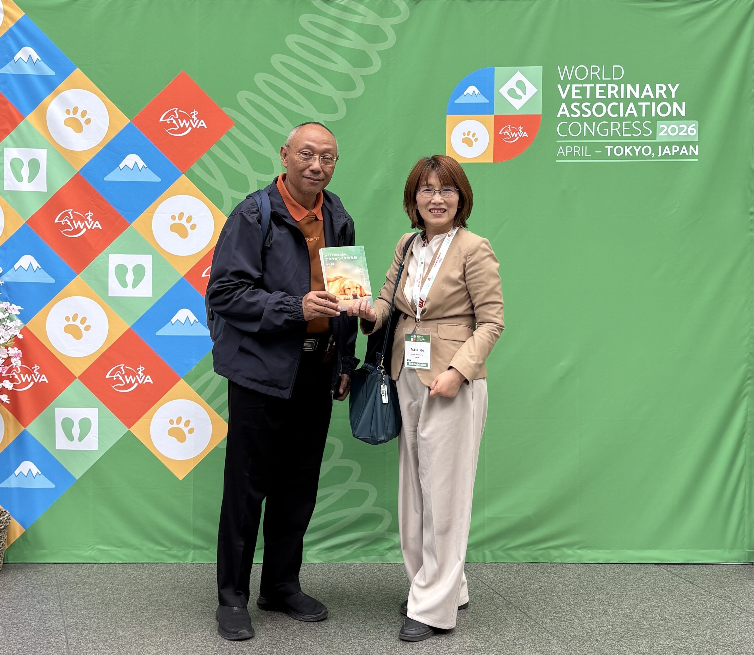 各国の獣医師にAnimal Reikiの本を手渡す